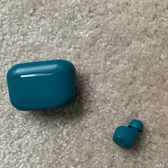 Ear Buds - Picture 3 of 3